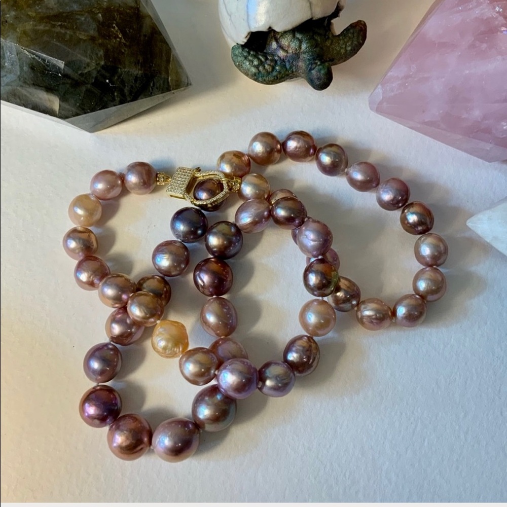 🌷NWT silk knotted strand of large lilac pearls - Picture 2 of 8